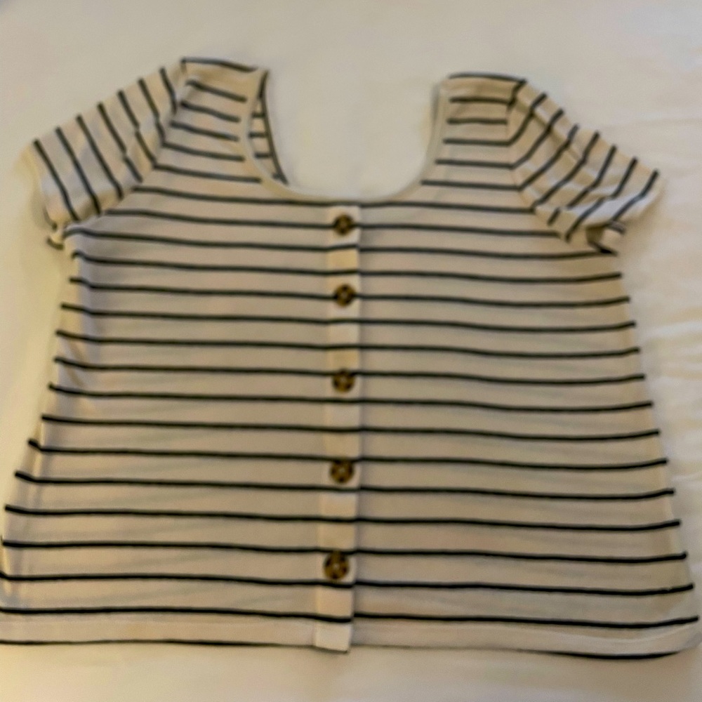 Torrid top black and white